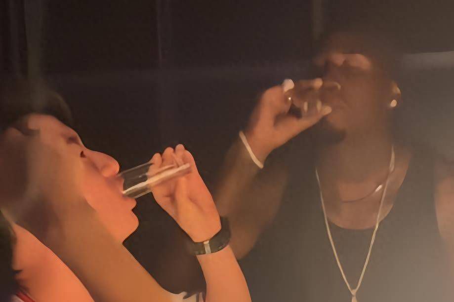 含着她的花蒂啃咬高潮免费视频